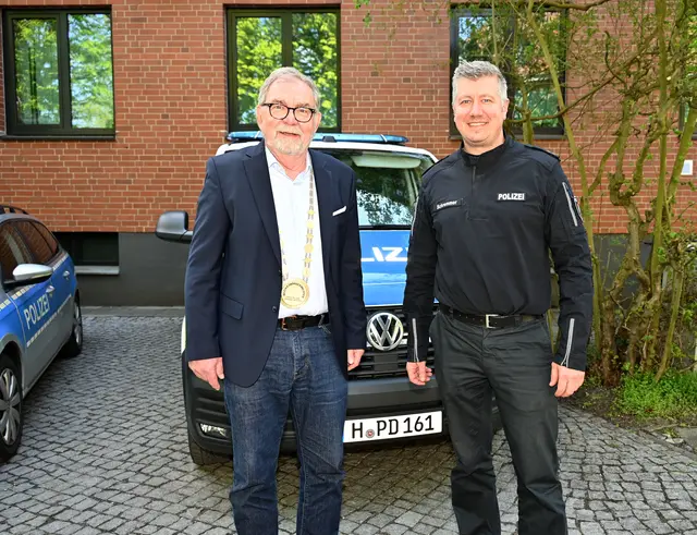Bezirksbürgermeister Willi Lindenberg (l.) und Döhrens Polizeichef POR Sven Schremmer (r.)