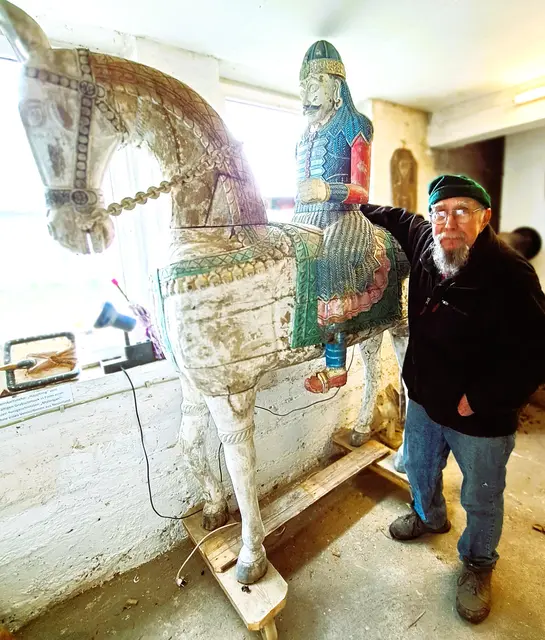 Hölzerne Statue eines Mogulreiters aus einem von Erdbeben zerstörten Tempel in Gujarat. Altes,Gebrauchtes, damit Wertloses, soll man den Göttern, die ja durch das Beben Ihren Unmut gezeigt haben, nicht mehr zurückbringen. Alle Teile im neuerrichteten Tempel sollen noch schöner und natürlich neu geschnitzt werden. Ausstellung: "Pferd und Reiter" im Haus der Kulturen in Diedorf.