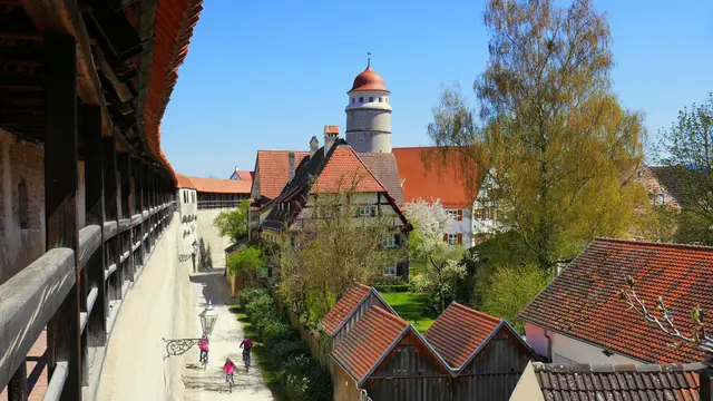 Aussicht von Stadtmauer in Nördlingen auf Stadttor und die Altstadt  | Foto: globetrotter1 – stock.adobe.com