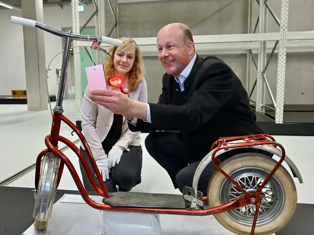 Leiterin des Sammlungszentrums Eva Bendl und Bezirkstagspräsident Martin Sailer bei der Eröffnung des Sammlungszentrums im Februar 2026. | Foto: Andreas Lode