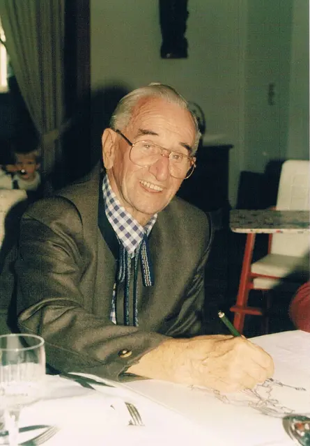 Erich Nüchter beim Zeichnen.