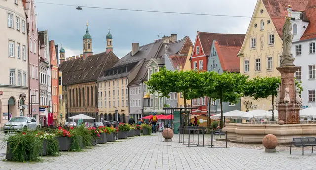 Hauptplatz mit historischem Rathaus und Marienbrunnen in Landsberg am Lech | Foto: Wolfilser – stock.adobe.com