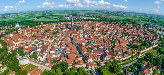 Nördlingen, die zentrale Stadt des Geopark Ries im Luftbild  | Foto: ARochau – stock.adobe.com