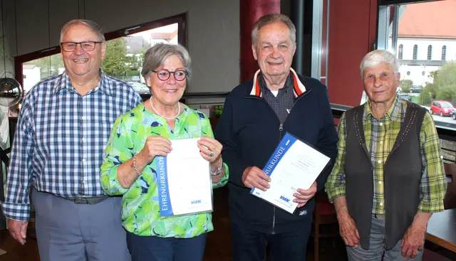 Ehrende und Geehrte beim VdK Ortsverband Herbertshofen-Erlingen (von links): Vorsitzender Ewald Faron, Rosemarie Göttler, Kurt Bartos und die stellvertretende Vorsitzende Hanne Wengenmayr.   | Foto: Peter Heider