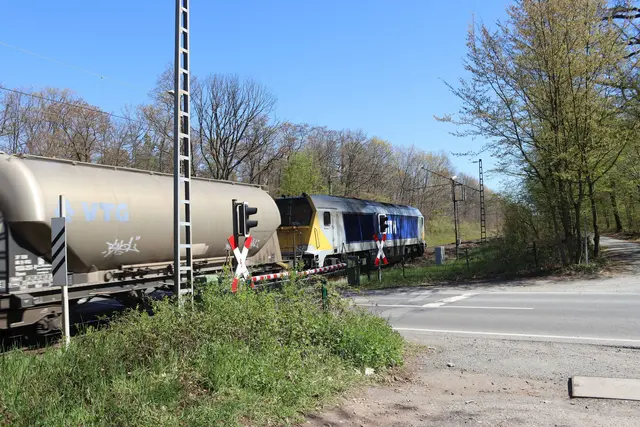 Bahnübergang zwischen Stadion und Kelsterbach - die RTW wird aber den Umweg über den Flughafen fahren