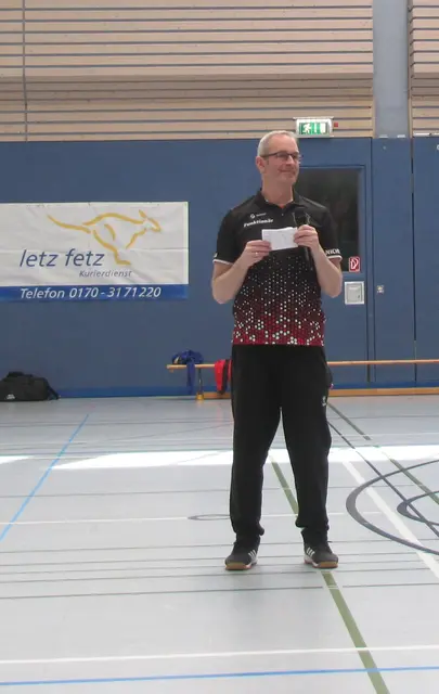 Abteilungsleiter Steffen ehrt Meister, Vizemeister und Torschützenkönige für ihre herausragende Leistung.