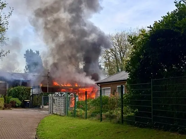 Bilder Feuerwehr Hünxe / Übergreifen der Flammen durch Feuerwehr verhindert