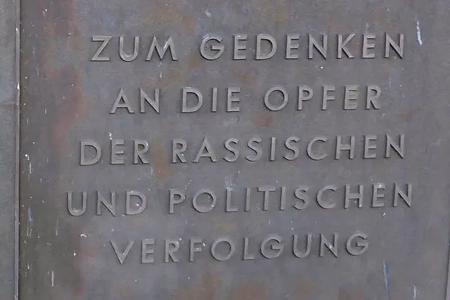 Zum Gedenken an die Opfer der rassischen und politischen Verfolgung.