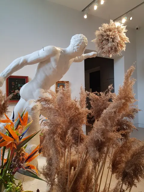 "Wurf" von Sabine Krusekopf, Dornrose, Palastblühen 2026 im Kunstpalast in Düsseldorf