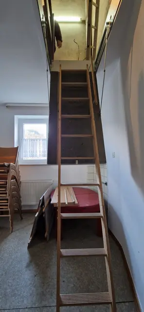 Der Weg zu den Glocken über eine Bodenleiter