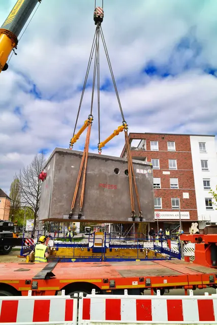 Die swa bauen in der Prinzstraße die erste Fernwärme-Koppelstation in Augsburg. Sie reguliert die Wärmetemperatur und ermöglicht das Einspeisen von Wärme aus erneuerbaren Quellen. | Foto: swa/Thomas Hosemann