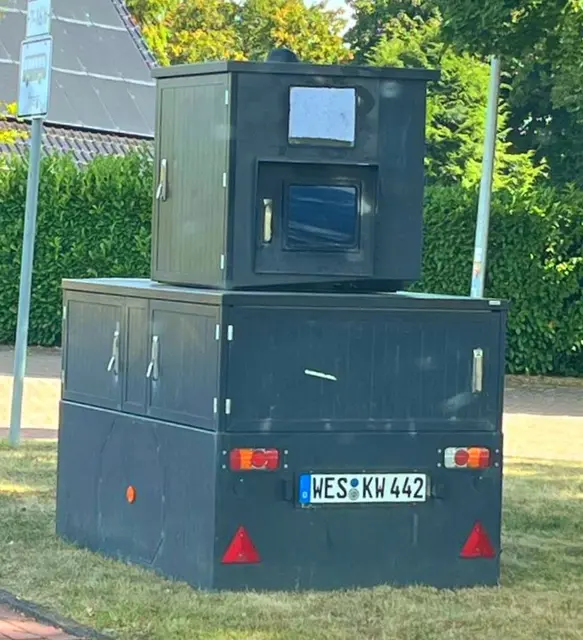 Bild Schepers / Stadt Wesel nimmt neuen Blitzanhänger zur Erhöhung der Verkehrssicherheit in Betrieb