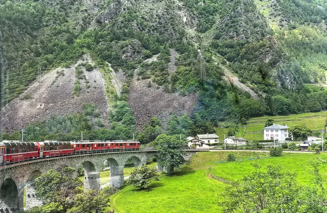 Kreisviadukt Brusio in Höhe von 700 Metern. | Foto: copyright Margot Klütsch