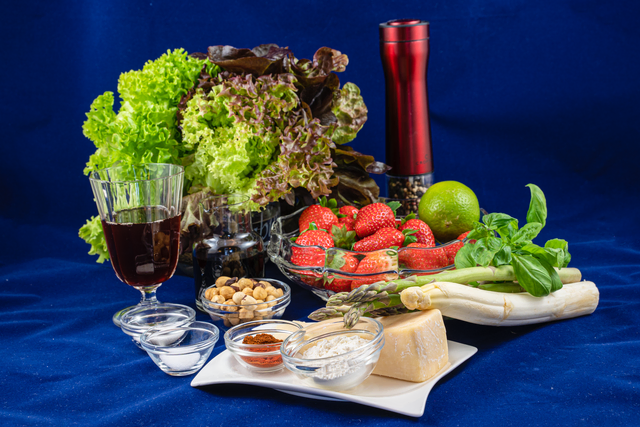 Sabinas Kochstudio - Erdbeer-Carpaccio mit zweierlei Spargel und Parmesanchips - Die Zutaten | Foto: FSeventfoto