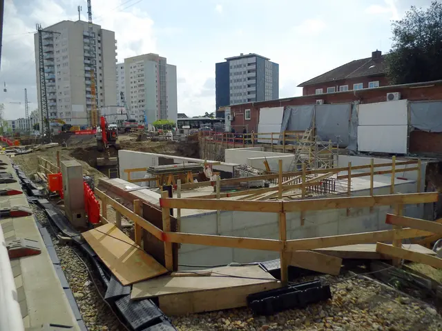 Baugrube Bahnhof Wesel - Neu betonierte Personenunterführung (Teilstück)
Im Bildhintergrund drei Hochhäuser, bekannt als "Skyline" an der Dinslakener Landstraße. | Foto: Siegmund Walter, 16.04.2026, 16:08 Uhr
