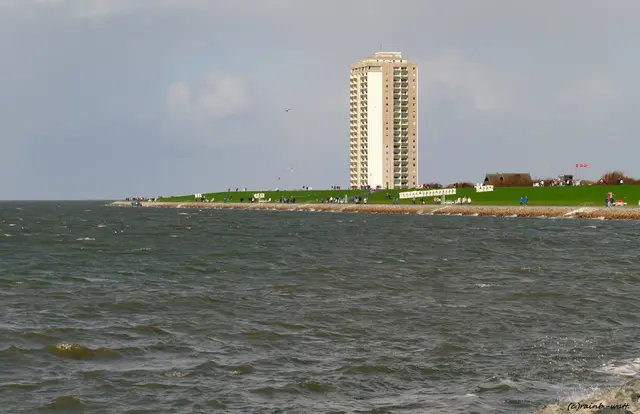 Genau wie die Bausünden der siebziger Jahre. Einer dieser schrecklichen Wohntürme findet sich leider in jedem größeren Ort an der West- und Ostküste Schleswig-Holsteins. | Foto: ©Rainer Bresslein