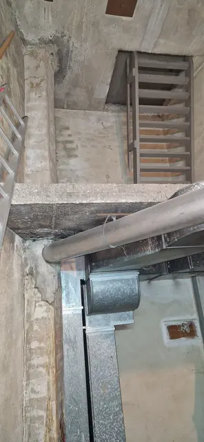 Vom 1. Stock dann über eine Alu Leiter auf eine zweite Ebene und dann über eine Treppe zur Glockenstube