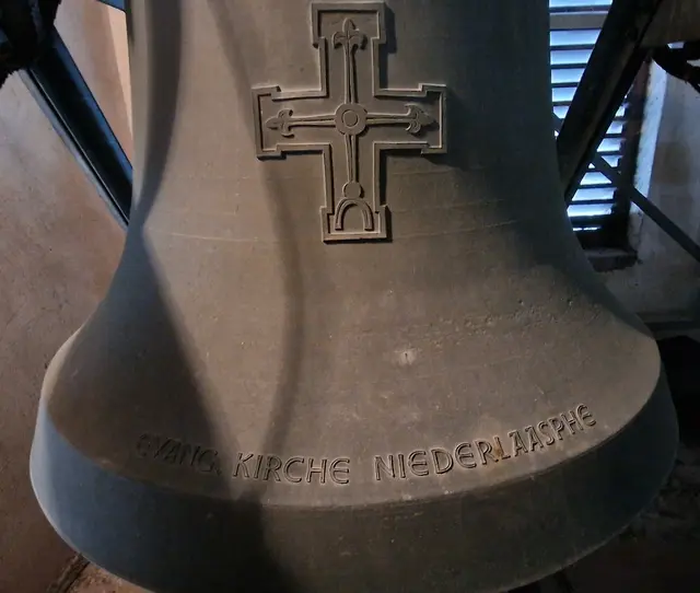 Auf jeder Glocke : EVANG:KIRCHE NIEDERLAASPHE