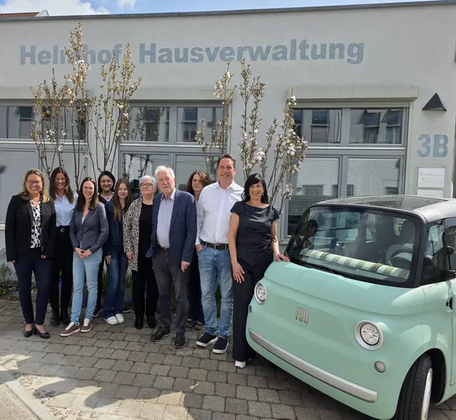 Florian und Andrea Fendt (rechts) mit Hermann Fendt (Mitte) und dem Team der Helmhof Hausverwaltung. | Foto: Helmhof Hausverwaltung