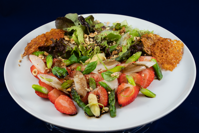 Sabinas Kochstudio - Erdbeer-Carpaccio mit zweierlei Spargel und Parmesanchips | Foto: FSeventfoto