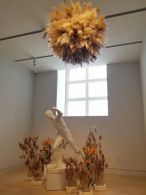 "Wurf" von Sabine Krusekopf, Dornrose, Palastblühen 2026 im Kunstpalast in Düsseldorf