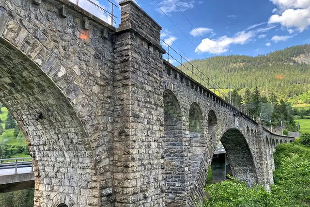 Immer wieder Viadukte: die Solis-Brücke im Kanton Graubünden | Foto: copyright Margot Klütsch