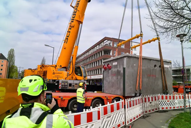 Die Koppelstation wiegt rund 51 Tonnen und ist die erste ihrer Art in Augsburg. Sie ermöglicht die Versorgung mit Wärme aus erneuerbaren Quellen für bis zu 1.500 Haushalte im Wolframviertel. | Foto: swa/Thomas Hosemann
