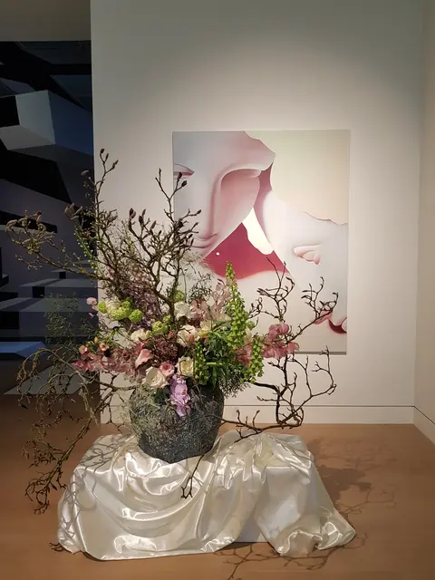 "Florale Suspension" von Nele Pelz, Tannendiele, Palastblühen 2026 im Kunstpalast in Düsseldorf