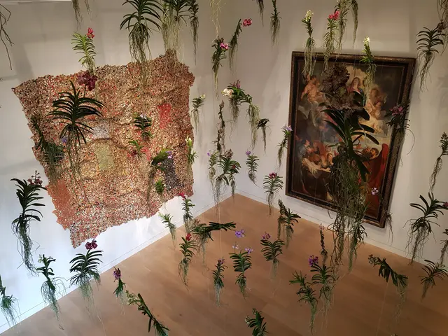100 Vanda-Orchideen schweben von der Museumsdecke, "Himmelsgarten" von Tino Hoogeterp und Team, Blumenhaus am Hofgarten, Palastblühen 2026 im Kunstpalast in Düsseldorf