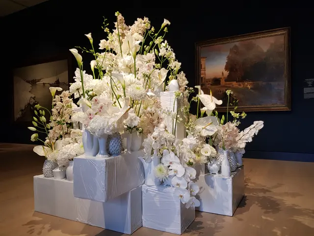 "Stille Kraft -  in Weiß gemeißelt" von Tino Hoogeterp und Team, Blumenhaus am Hofgarten, Palastblühen 2026 im Kunstpalast in Düsseldorf