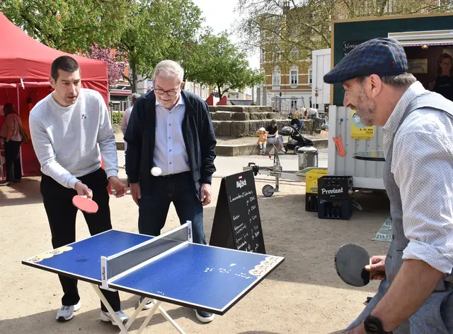Da fliegt der Ball: Axel von der Ohe (l.) und Michael Woller-Putz (r.) messen sich beim Ping-Pong. Bezirksbürgermeister Willi Lindenberg verfolgt das Tischtennisspiel.