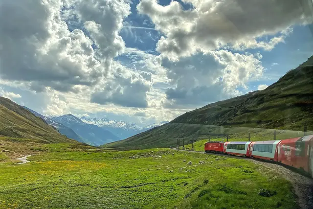 Unterwegs mit dem Glacier Express: Der eigene Zug schlängelt sich durch die Landschaft. | Foto: copyright Margot Klütsch