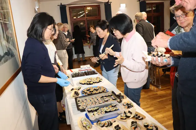 Fleissige Helferinnen am Sushi Büfett | Foto: Marianne Stenglein