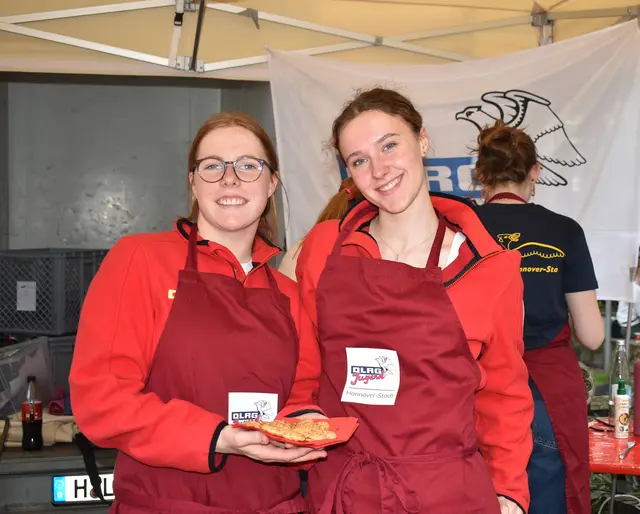 Die DLRG-Jugend buk heiße Waffeln. Kostenlos. Aber über eine kleine Spende für die DLRG freuten sie sich dennoch.
