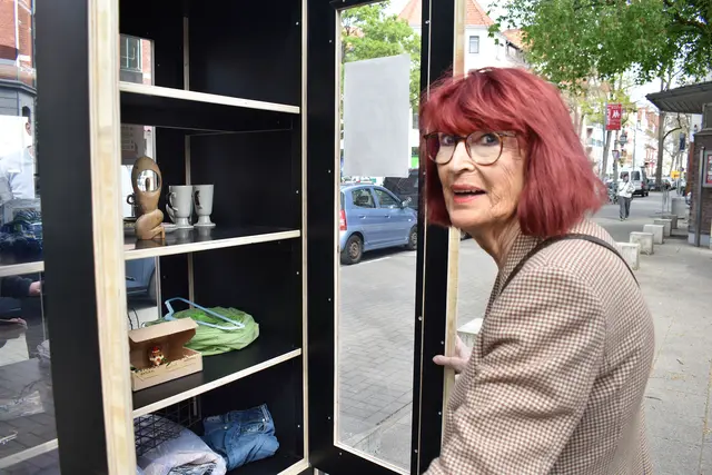 Bezirksratsfrau Ellen Maschke-Scheffler begutachtet das neue Tauschregal der IDG