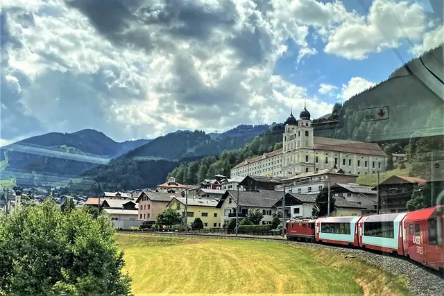 Unterwegs mit dem Glacier Express: Abtei Disentis | Foto: copyright Margot Klütsch