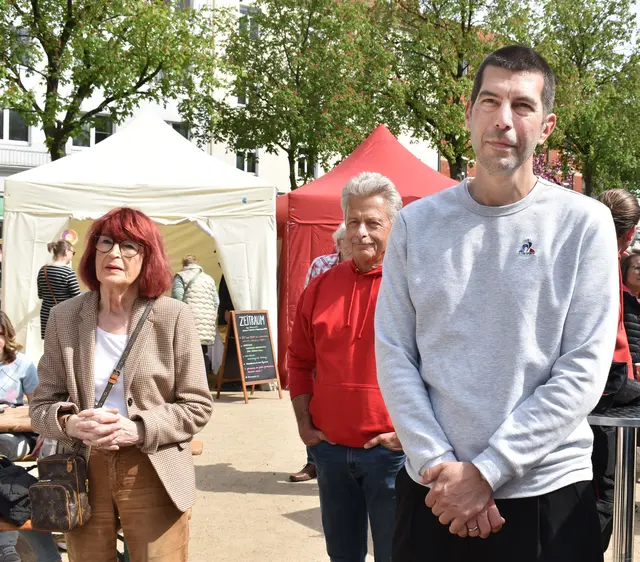 links: Bezirksratsfrau Ellen Maschke-Scheffler, rechts Axel von der Ohe