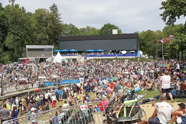 Olympiakanal in Augsburg am Eiskanal / viele Zuschauer | Foto: Marianne Stenglein