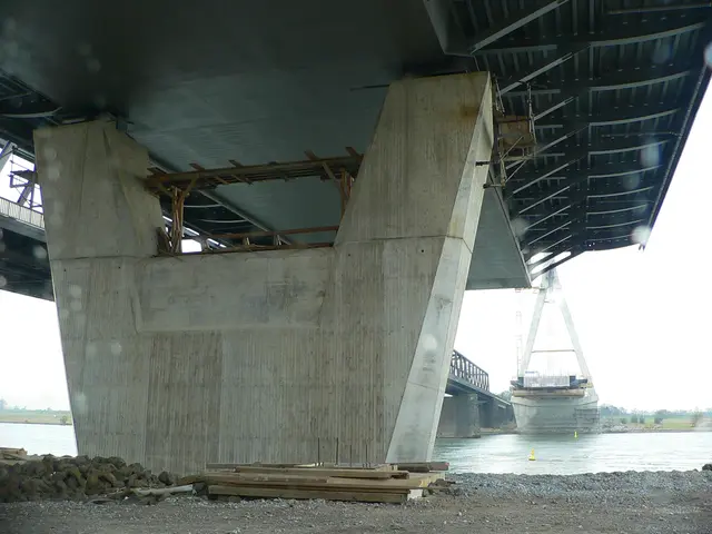 Alte und Neue von unten mit Pylon im Hintergrund