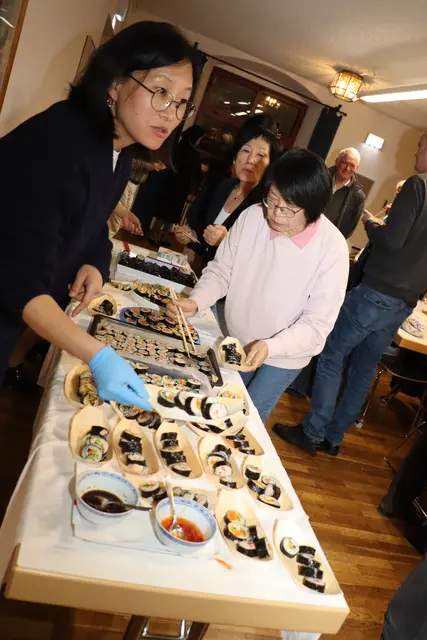 Fleissige Helferinnen am Sushi Büfett | Foto: Marianne Stenglein