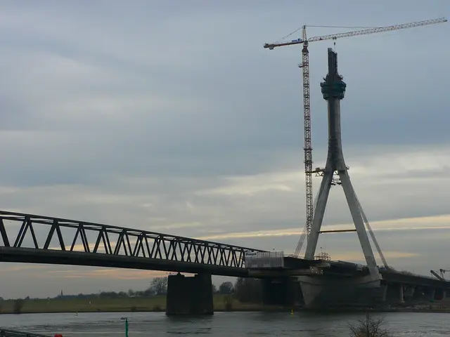 Pylonbau fast abgeschlossen