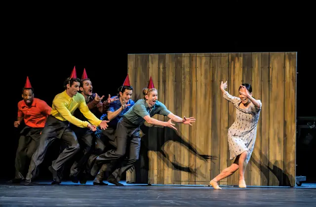 "Relations" ist die jüngste Ballett-Produktion im Essener Aalto-Theater, Szene aus "Walking Mad" (von links): Matheus Barboza de Jesus, Francesco Piccinin, Enrico Vanroose, William Emilio Castro Hechavarría, Dale Rhodes und Sena Shirae. | Foto: Bettina Stöß