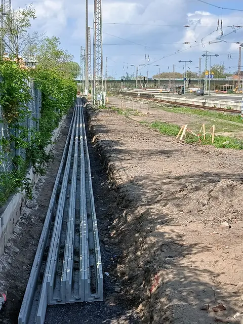 🏗 Baustelle Weseler Bahnhof. Kabelkanäle/Kabeltröge aus vorgefertigte Betonelemente entlang der Gleisanlage | Foto: Siegmund Walter, 16.04.2026, 16:27 Uhr