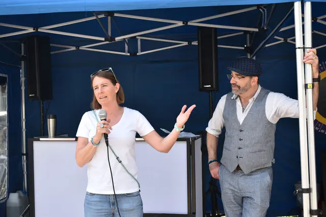 auch Mirjana Schütze (2. Vorsitzende der IDG) begrüßt die Besucher