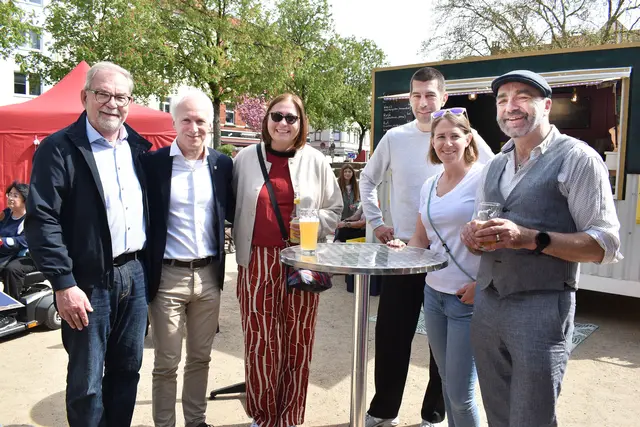 Austausch zwischen Geschäftsleuten und der Politik: v.l: Bezirksbürgermeister Willi Lindenberg, Bürgermeister Thomas Klapproth, Ratsfrau Anja Schollmeier, Ordnungsdezernent Axel von der Ohe, Mirjana Schütze und Michael Woller-Putz, 2. und 1. Vorsitzende/r der IDG
