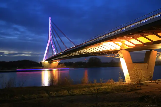 Nachtaufnahme der neuen Niederrheinbrücke