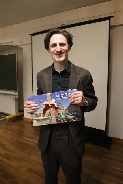 Dr. Eichert bekam Erinnerungen an die Stadt Augsburg überreicht | Foto: Marianne Stenglein