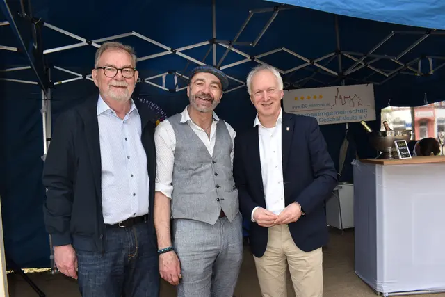 IDG-Vorsitzende Michael Woller-Putz (Bildmitte) umrahmt von zwei Bürgermeistern: l. Willi Lindenberg, Stadtbezirksbürgermeister von Döhren-Wülfel, rechts Thomas Klapproth, ehrenamtlicher Bürgermeister von Hannover.