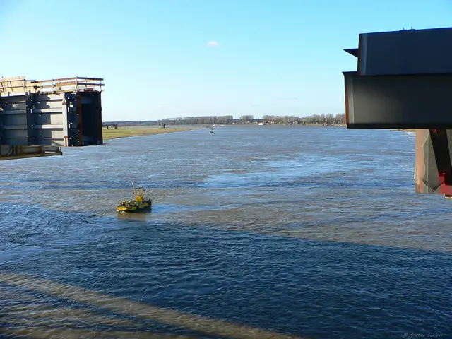 Die beiden neuen Fahrbahnseiten werden nahezu schwebend über dem Rhein aufeinander zu geschoben