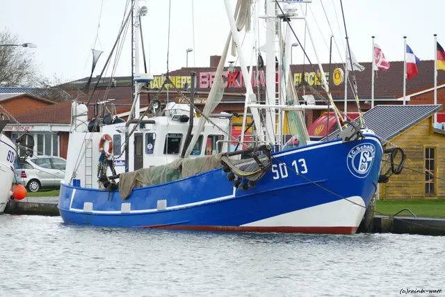 Ein ganz besonderes Schiff. 
Es versucht schon seit fast 68 Jahren die Meisterschale an Bord zu ziehen. Allerdings vergeblich und es sieht auch nicht danach aus, dass es irgendwann noch mal klappen könnte! :-) | Foto: ©Rainer Bresslein - Wattenscheid